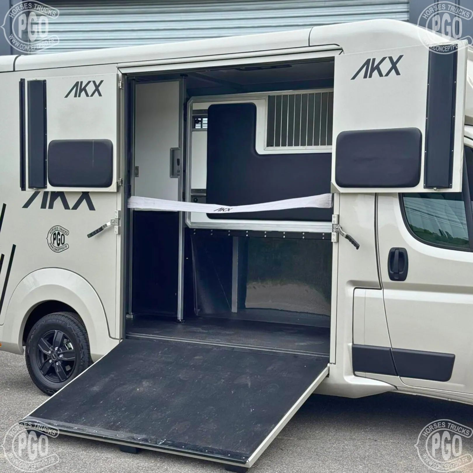 Camion-Chevaux-Opel-Movano-AKX-–-3-Places-–-2025-1 Opel Movano AKX Pferdeanhänger – 3 Sitze – Baujahr 2025 – Image 1