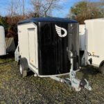 DEBON Kofferanhänger aus Polyester-Verbundmaterial – ungebremst – C255 V2 – zulässiges Gesamtgewicht: 500 oder 750 kg – 255 x 125 x 155 cm