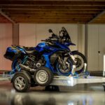 TOHACO MO116/2815 ECO Tieferlegungs-Motorradanhänger mit Luftfederung – 1600 kg zulässiges Gesamtgewicht – 1 gebremste Achse