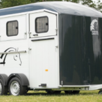 MAXI 2-Pferde-Transporter – CHEVAL LIBERTE – 2 Pferde – Diagonale Beladung – Zulässiges Gesamtgewicht: 1400 bis 2600 kg