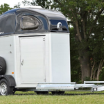 HIPPOMOBILE Pferdetransporter – CHEVAL LIBERTE – 2 Achsen – 2 Boxen – zulässiges Gesamtgewicht 2600 kg – 315 x 167 x H230 cm